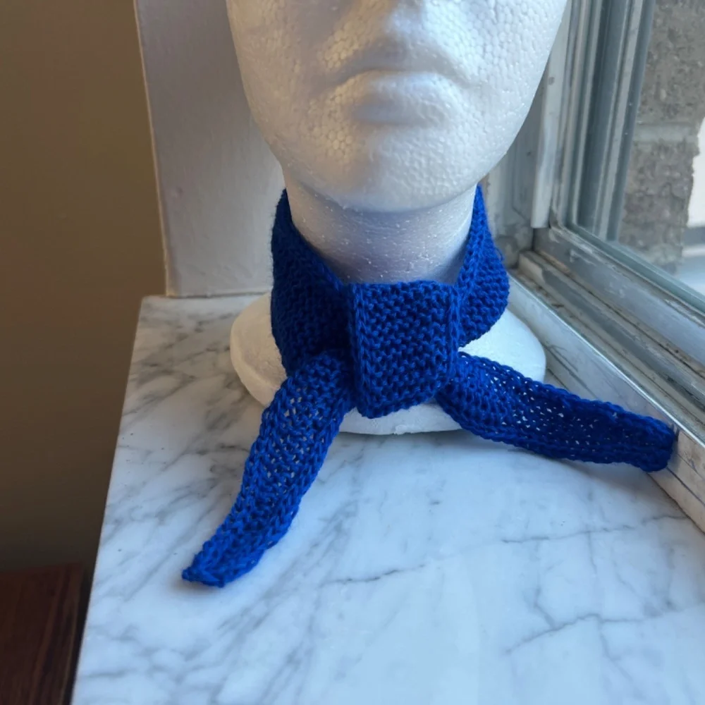 Mini scarf. Let's look like a guitar player star!